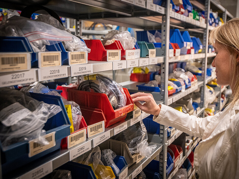 Orderpicking van reserveonderdelen in magazijn