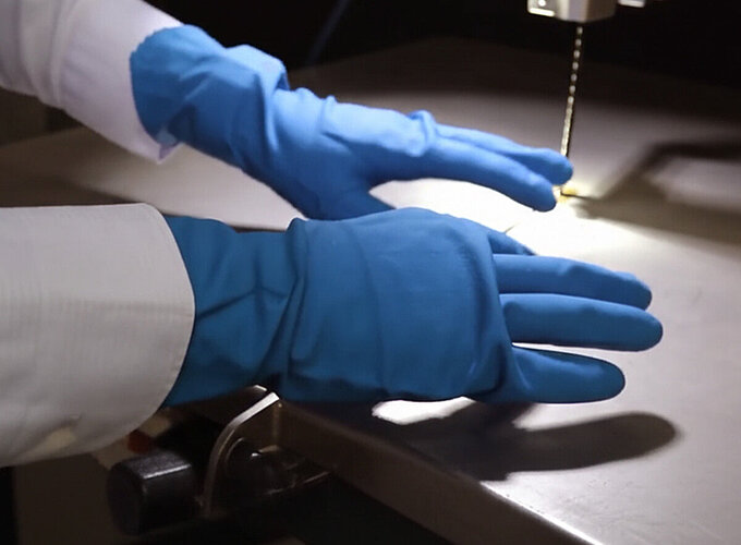 Active BladeStop™ illuminates work area with signal light