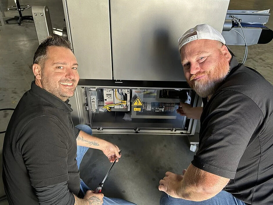Techniekers naast een machine